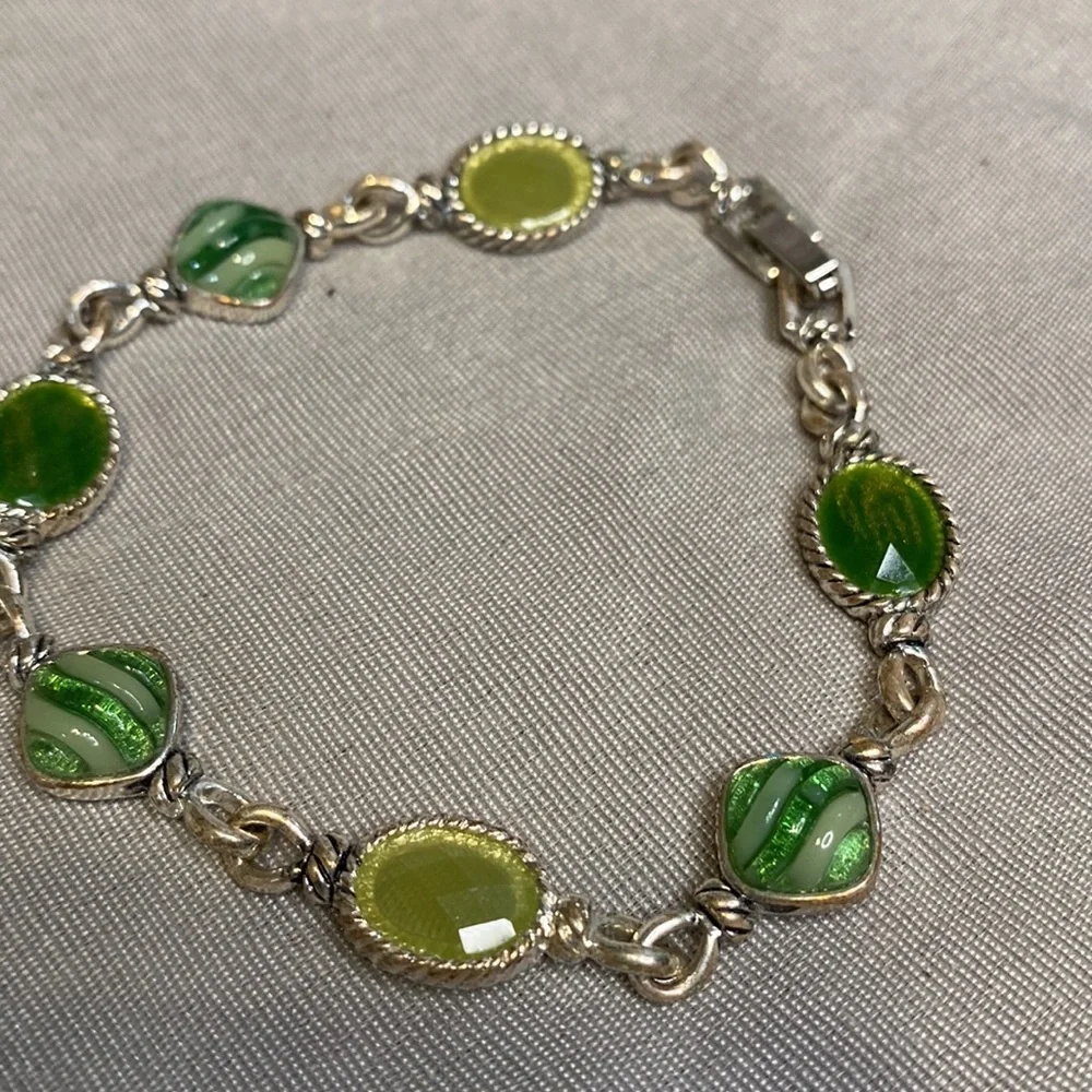 Womens green stone silvertone metal bracelet 7.5”